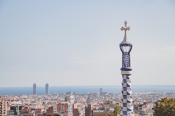 Fototapeta na wymiar Gaudí Ciudad de Barcelona desde el cielo blanco y negro