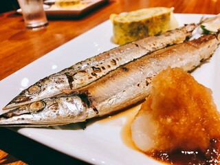 grilled fish with lemon