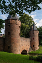 Fototapeta na wymiar Das mittelalterliche Stadttor Monnikendam in Amersfoort in den Niederlanden