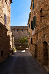 Fototapeta na wymiar Straße in der Altstadt von Volterra in der Toskana in Italien