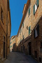 Straße in der Altstadt von Volterra in der Toskana in Italien 
