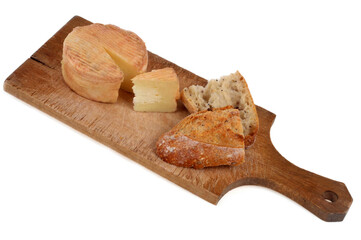 Fromage de brebis Corse sur une planche à découper avec un morceau de pain en gros plan sur fond...