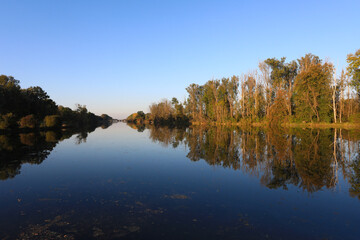 Blick auf Lechkanal bei Ostendorf wo der Fluss Lech und der Lechkanal zusammen fliessen mit Blick Richtung Wasserkraftwerk Ellgau.