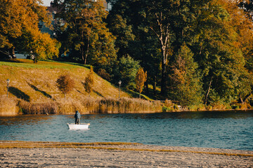 Człowiek łowiący ryby z łódki  © fafikowiec