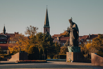 Plac Jana Pawła II w Ełku z pomnikiem papieża