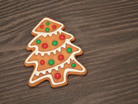 Gingerbread Christmas tree on a wooden background, 3d render