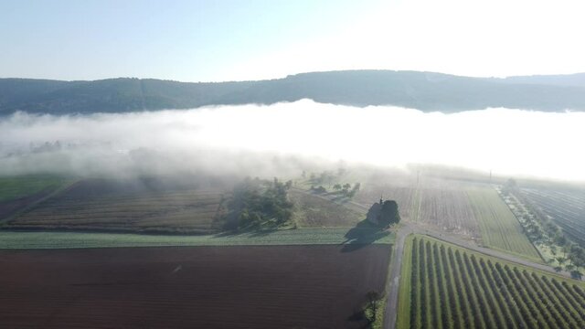 Drohnenaufnahme, Nebel &uuml;ber Agrarland und Johannisbeerplantage im Spessart