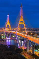 Obraz premium Aerial view of Bhumibol Bridge and Chao Phraya River in structure architecture concept, Urban city, Bangkok. Downtown area at night, Thailand 
