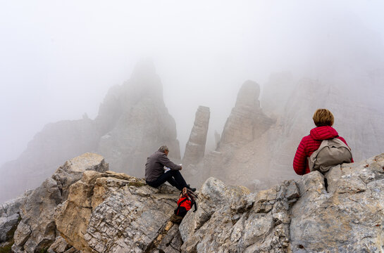 H&ouml;henwanderung in den S&uuml;dtiroler Dolomiten: Wanderer schauen im Nebel auf die Torre di Pisa auf der Hochebene des Latemar