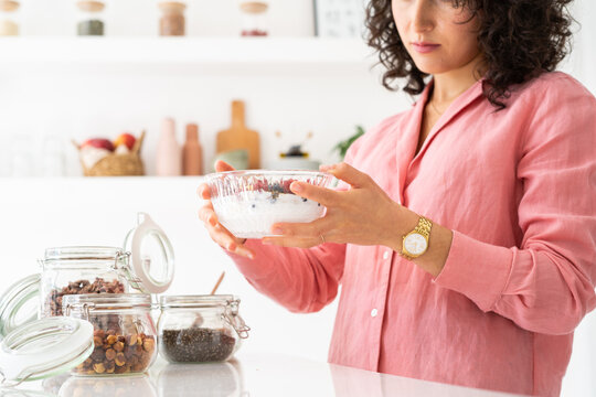 personne qui pr&eacute;pare sont repas poke bowl
