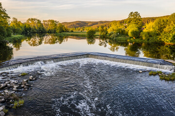 Staustufe und Wasserwehr des Fluss Regen in Markt Regenstauf in der Oberpfalz, Deutschland