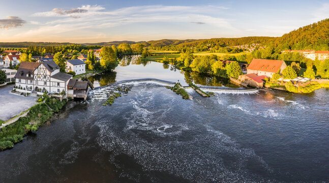 Staustufe und Wasserwehr des Fluss Regen in Markt Regenstauf in der Oberpfalz, Deutschland