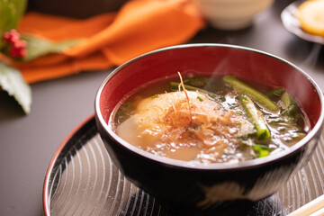 お節料理の一つ、湯気の立つお雑煮のクローズアップ
