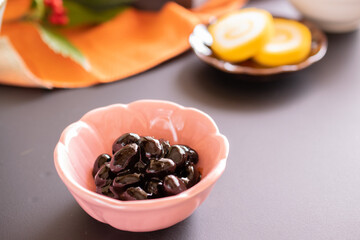 お正月を祝うおせち料理の一品、黒豆の煮物のクローズアップ