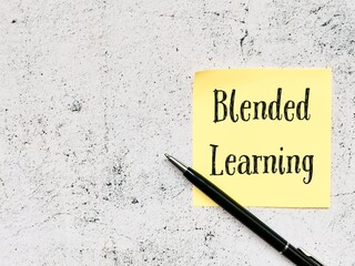 Text blended learning on sticky note with a pen.