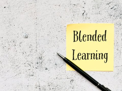 Text blended learning on sticky note with a pen.