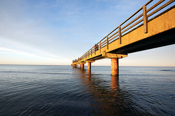Fototapeta na wymiar Prerower Seebrücke vom Strand aus fotografiert bei Sonnenuntergang