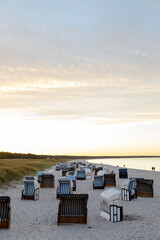 Strandk&ouml;rbe am Strand bei Sonnenuntergang
