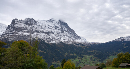 Gletscherdorf Grindelwald ,Heimat von Eigernordwand und Bergführern. Ferienort für Wanderer und Wintersportler. Mit Hotels, Restaurants, Hütten und Bars