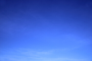 Cielo despejado azul degaradado, con algunos cirros muy ligeros.