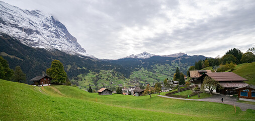 Gletscherdorf Grindelwald ,Heimat von Eigernordwand und Bergführern. Ferienort für Wanderer und Wintersportler. Mit Hotels, Restaurants, Hütten und Bars