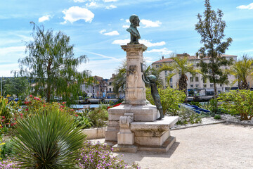 Obraz premium Statue in a small square in Martigues.