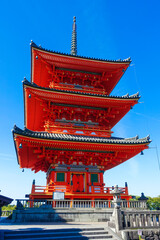 京都らしい風景　澄み渡った青空に清水寺三重塔の鮮やかな朱色