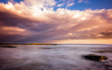 Obraz premium A very windy afternoon along the coastline in Kamay Botany Bay