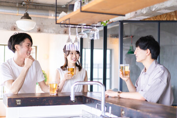 バーでお酒を飲む若者