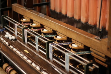 Webstuhl mit Weberschiffchen, Jacquardwebstuhl