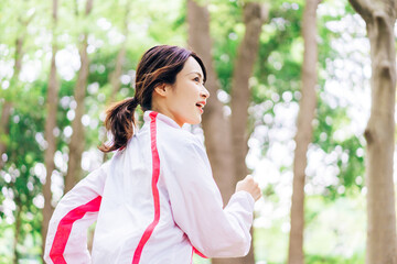 スポーツウェアを着てランニングをする若い女性