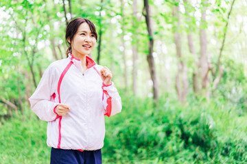 スポーツウェアを着てランニングをする若い女性