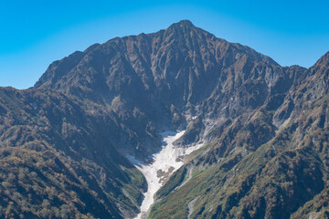 Naklejka premium 霞む素晴らしい山