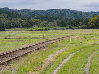 畑の中の線路