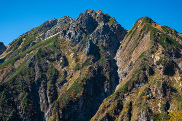 見事な山と空