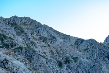 岩の登山道