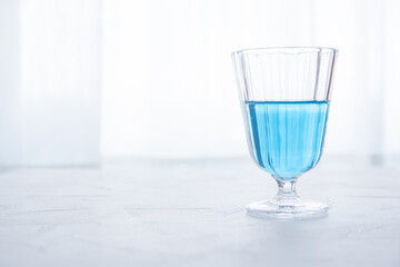 グラスに入った涼しげなブルーのドリンク　バタフライピー　夏の空　ブルー