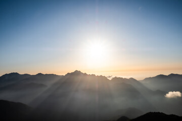 幻想的な山