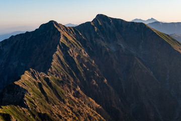 Obraz premium 夕日に照らされる山