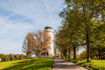 Obraz premium Basel, Wasserturm, Bruderholz, Stadt, Basel-Stadt, Turm, Aussichtsturm, Spazierweg, Wanderweg, Herbstsonne, Herbstfarben, Herbst, Schweiz