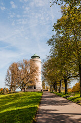 Obraz premium Basel, Wasserturm, Bruderholz, Stadt, Basel-Stadt, Turm, Aussichtsturm, Spazierweg, Wanderweg, Herbstsonne, Herbstfarben, Herbst, Schweiz