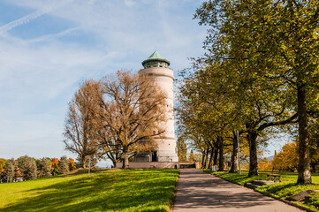 Obraz premium Basel, Wasserturm, Bruderholz, Stadt, Basel-Stadt, Turm, Aussichtsturm, Spazierweg, Wanderweg, Herbstsonne, Herbstfarben, Herbst, Schweiz
