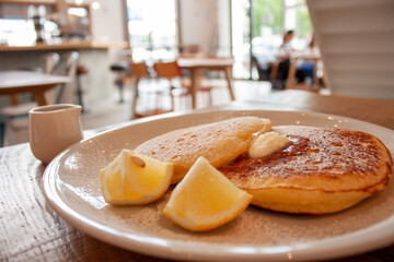 カフェで食べる粉砂糖のかかったレモンのパンケーキ