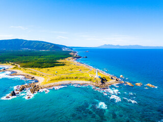 初秋の尻屋埼灯台（青森県）※遠方は北海道