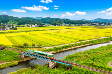 小貝川の鉄橋を渡る真岡鉄道の普通列車（北山駅～益子駅）