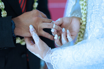 Obraz na płótnie Canvas wear a ring, wedding ring, love couple
