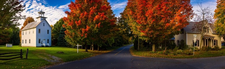 Obraz premium In the village of Mystic in Quebec the old school in autumn.