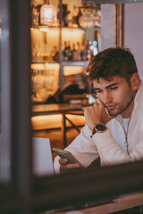 CHICO JOVEN TRABAJANDO EN CAFETERIA
