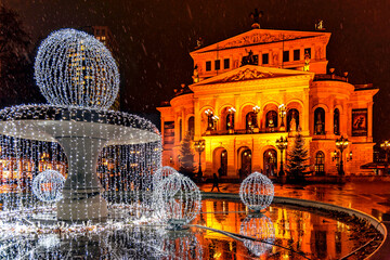 Alte Oper und festlich geschmückter Lucae Brunnen auf dem Opernplatz in Frankfurt am Main zur Weihnachtszeit