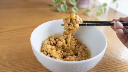 納豆と生タマゴを混ぜる